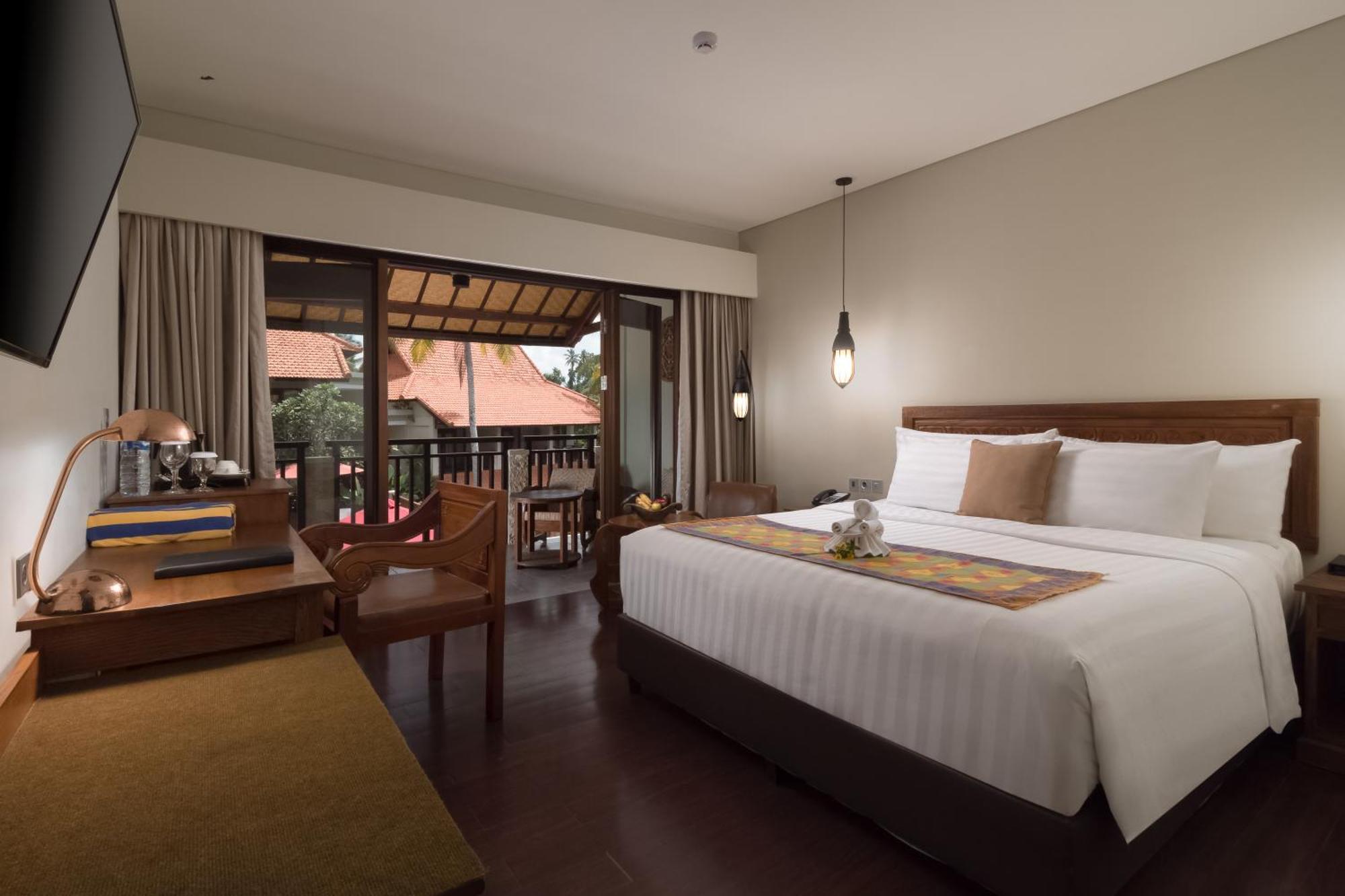 Deluxe Double Room Pool View Bath Tub Non-Smoking