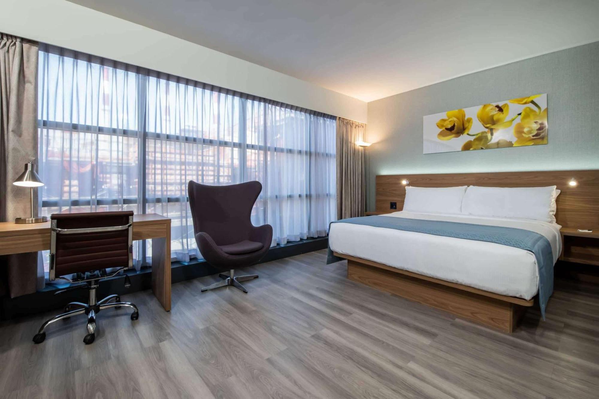 Kamer met Kingsize Bed en Rolstoeltoegankelijke Douche - Geschikt voor Gasten met een Lichamelijke Beperking en Slechthorenden - Rookvrij