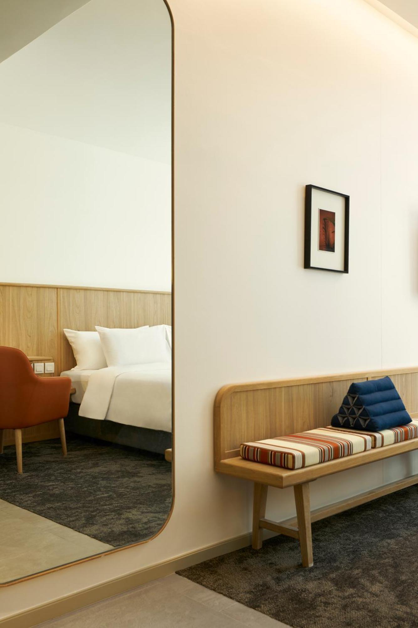 Ruime Kamer met Kingsize Bed en Uitzicht op de Stad