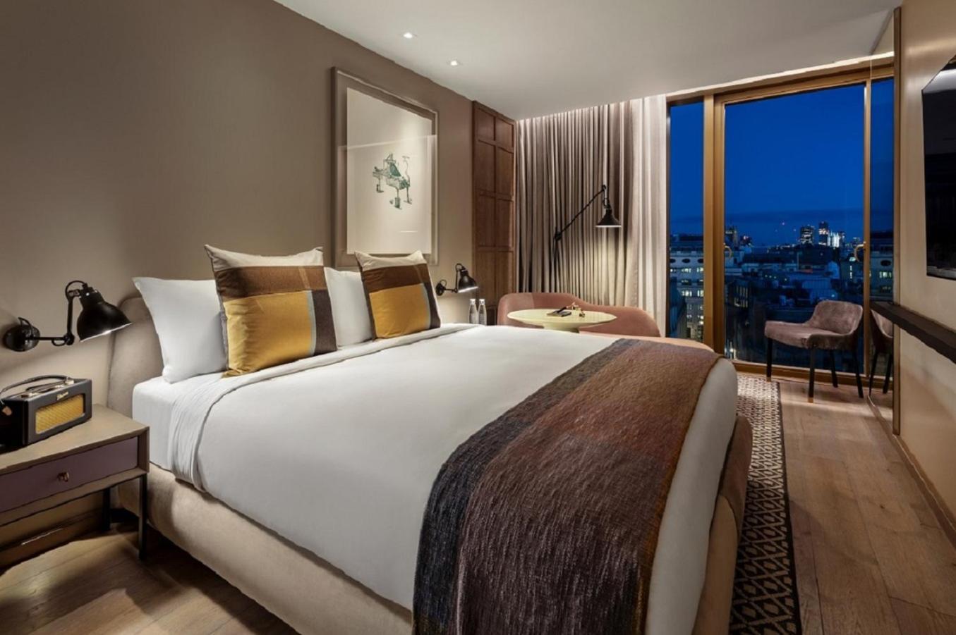 Deluxe kamer The Londoner Platinum met uitzicht op de stad