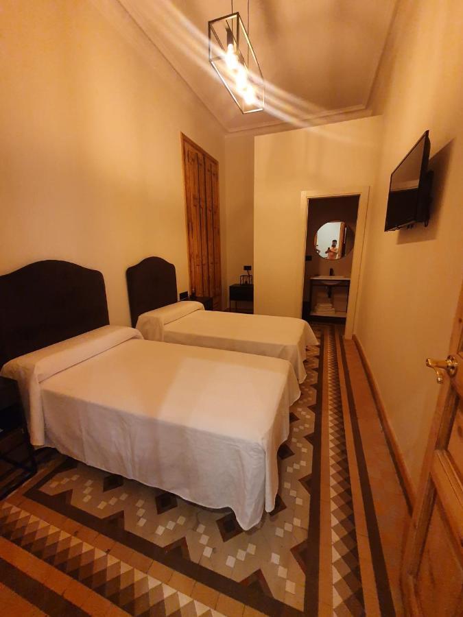 Tweepersoonskamer met 2 Aparte Bedden en Badkamer