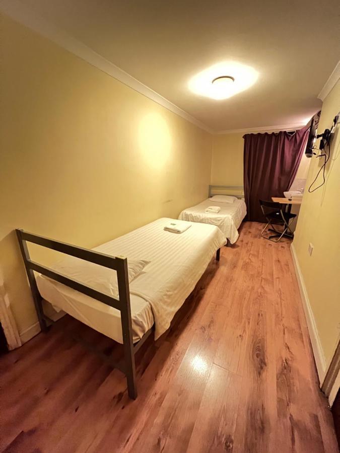 Tweepersoonskamer met 2 Aparte Bedden en Gedeelde Badkamer