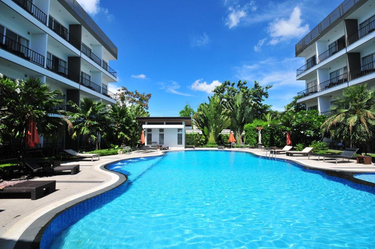 Deluxe Double or Twin Room Pool View
