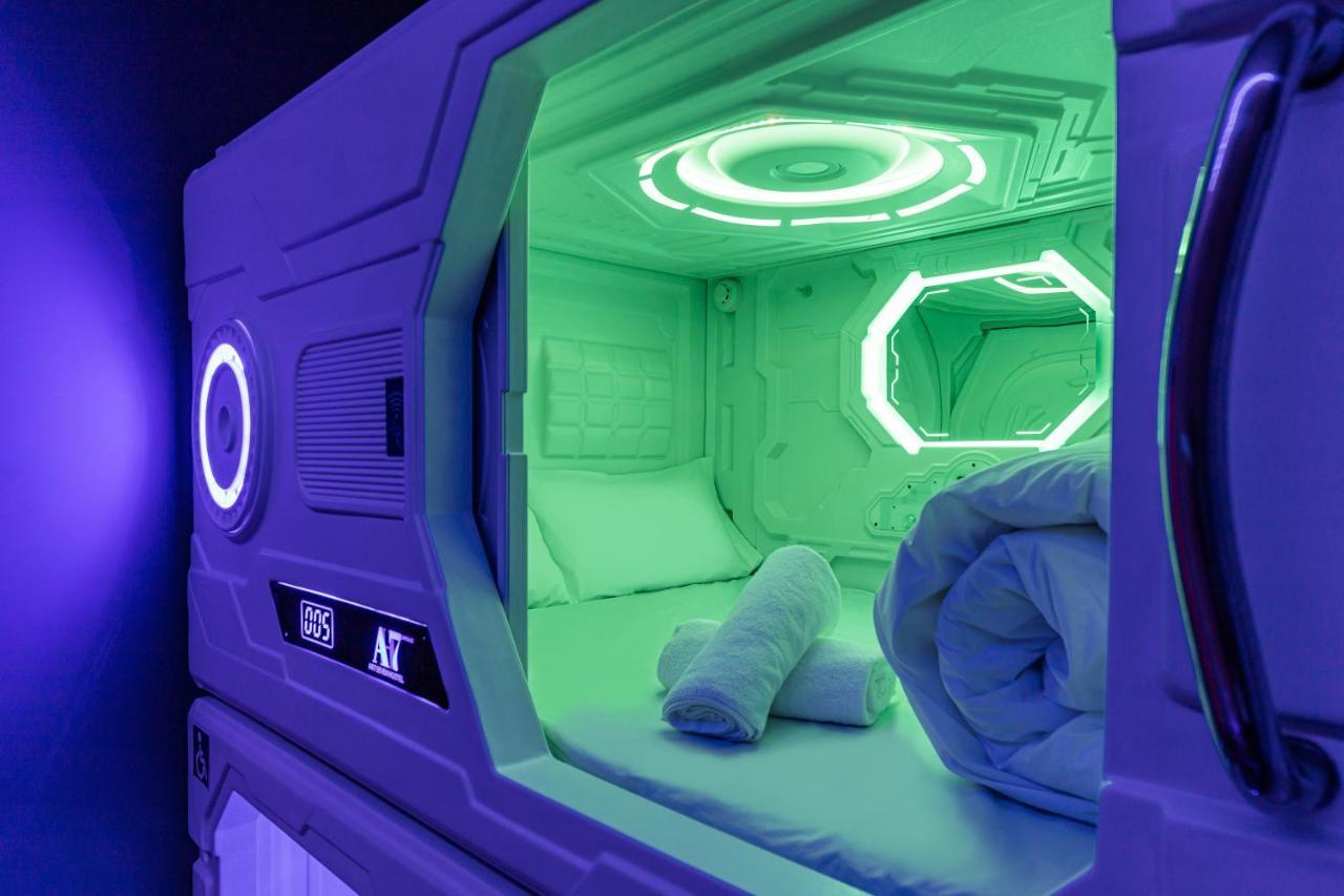 Private capsule room four doubles