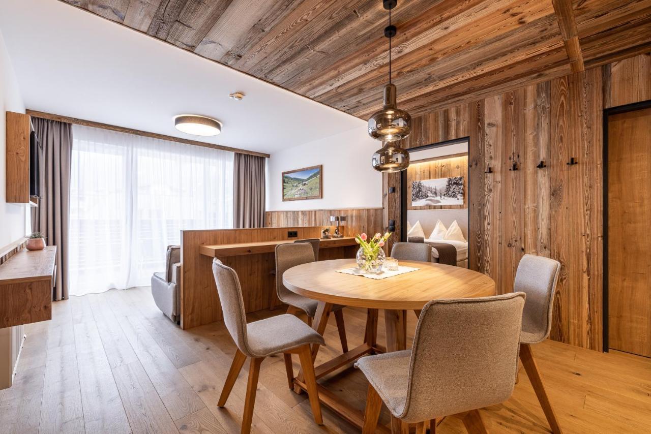 Comfort Two-Bedroom Apartment Balcony