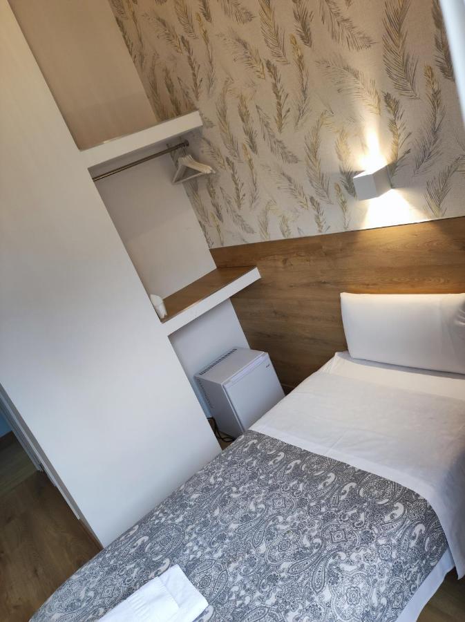 Single Exterior Room