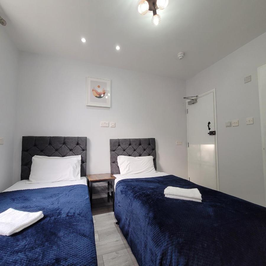 Tweepersoonskamer met 2 Aparte Bedden en Eigen Badkamer