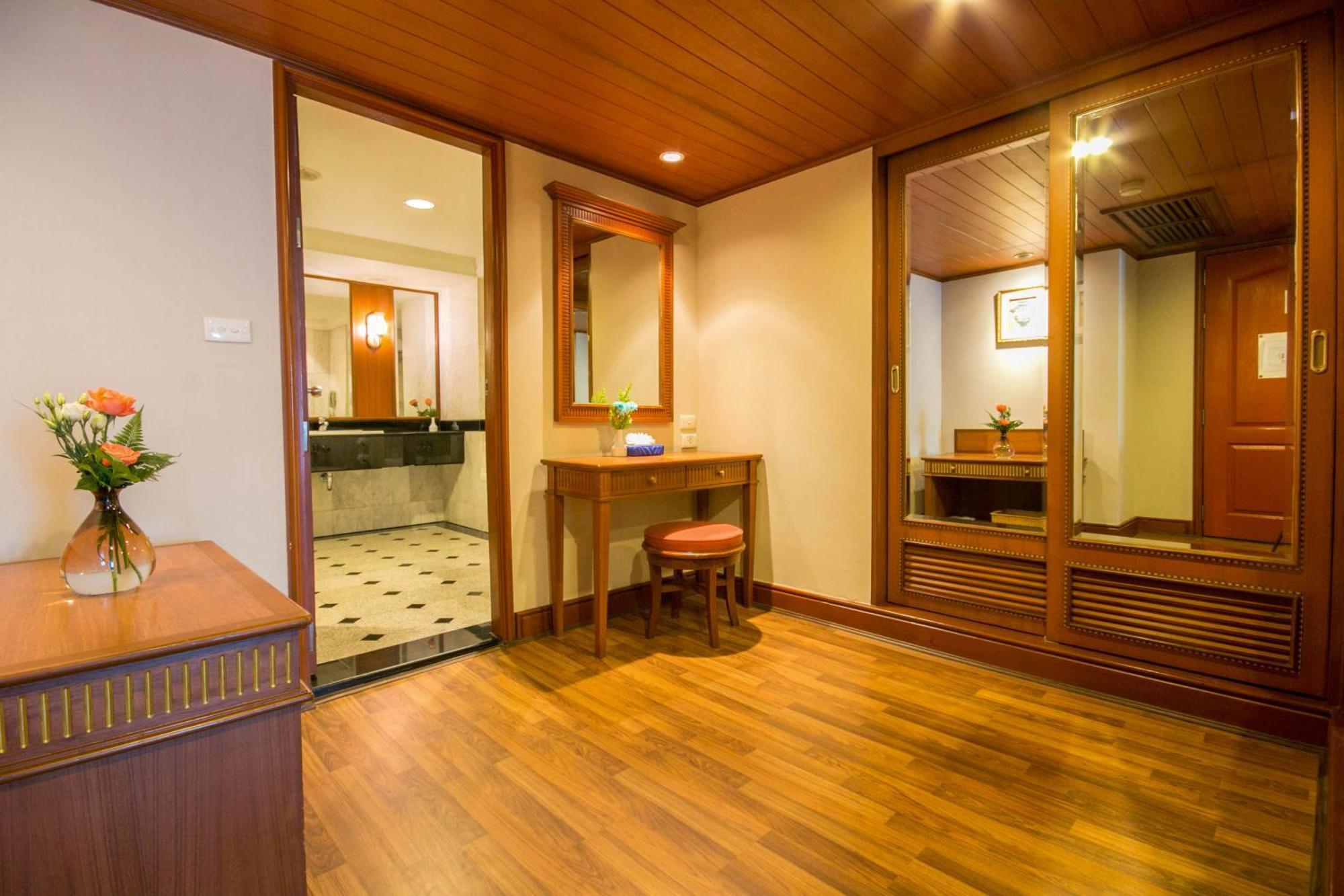 Junior Suite 2 Single Beds 65 Sqm Sofa Living Area Wifi Executive Lounge Tv Desk