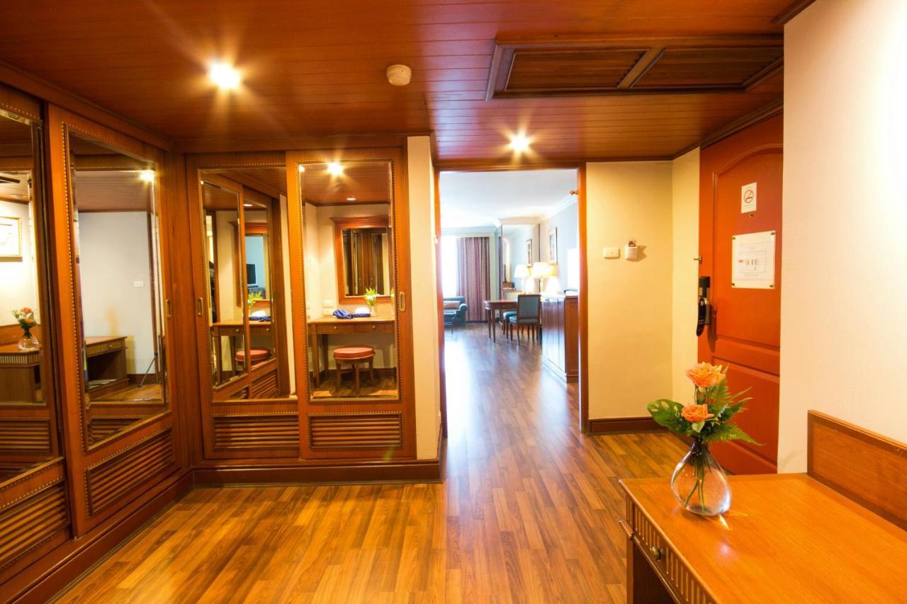 Junior Suite 2 Single Beds 65 Sqm Sofa Living Area Wifi Executive Lounge Tv Desk