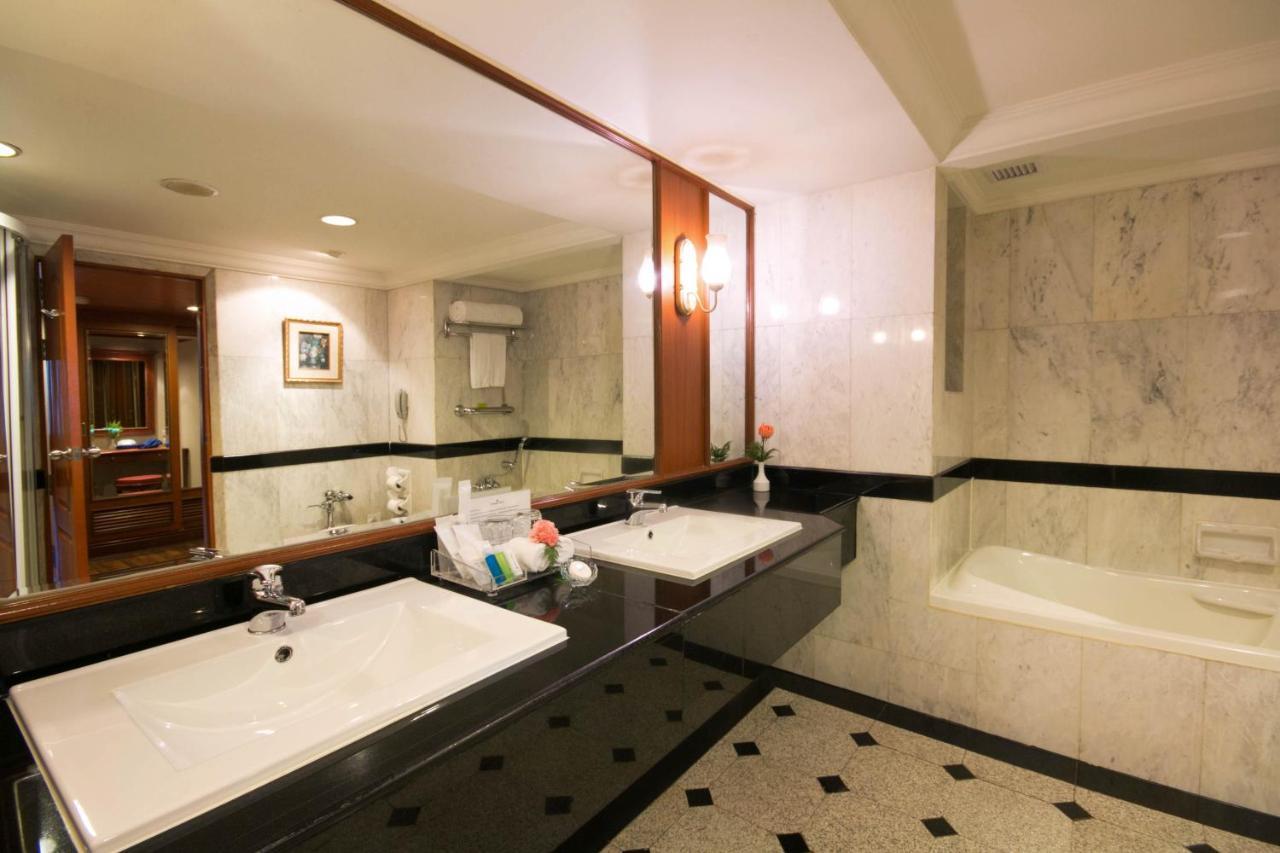 Junior Suite 2 Single Beds 65 Sqm Sofa Living Area Wifi Executive Lounge Tv Desk
