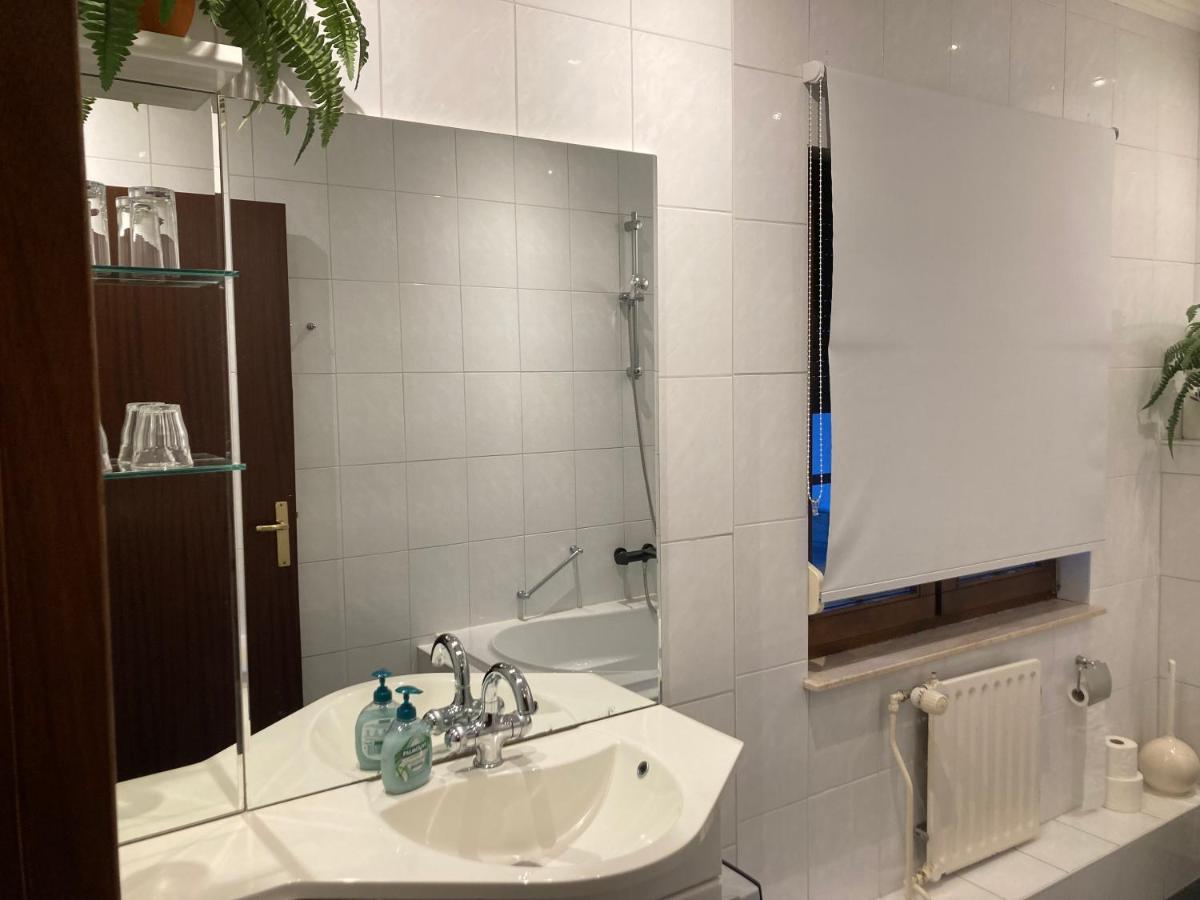 Tweepersoonskamer met 2 Aparte Bedden en Eigen Badkamer