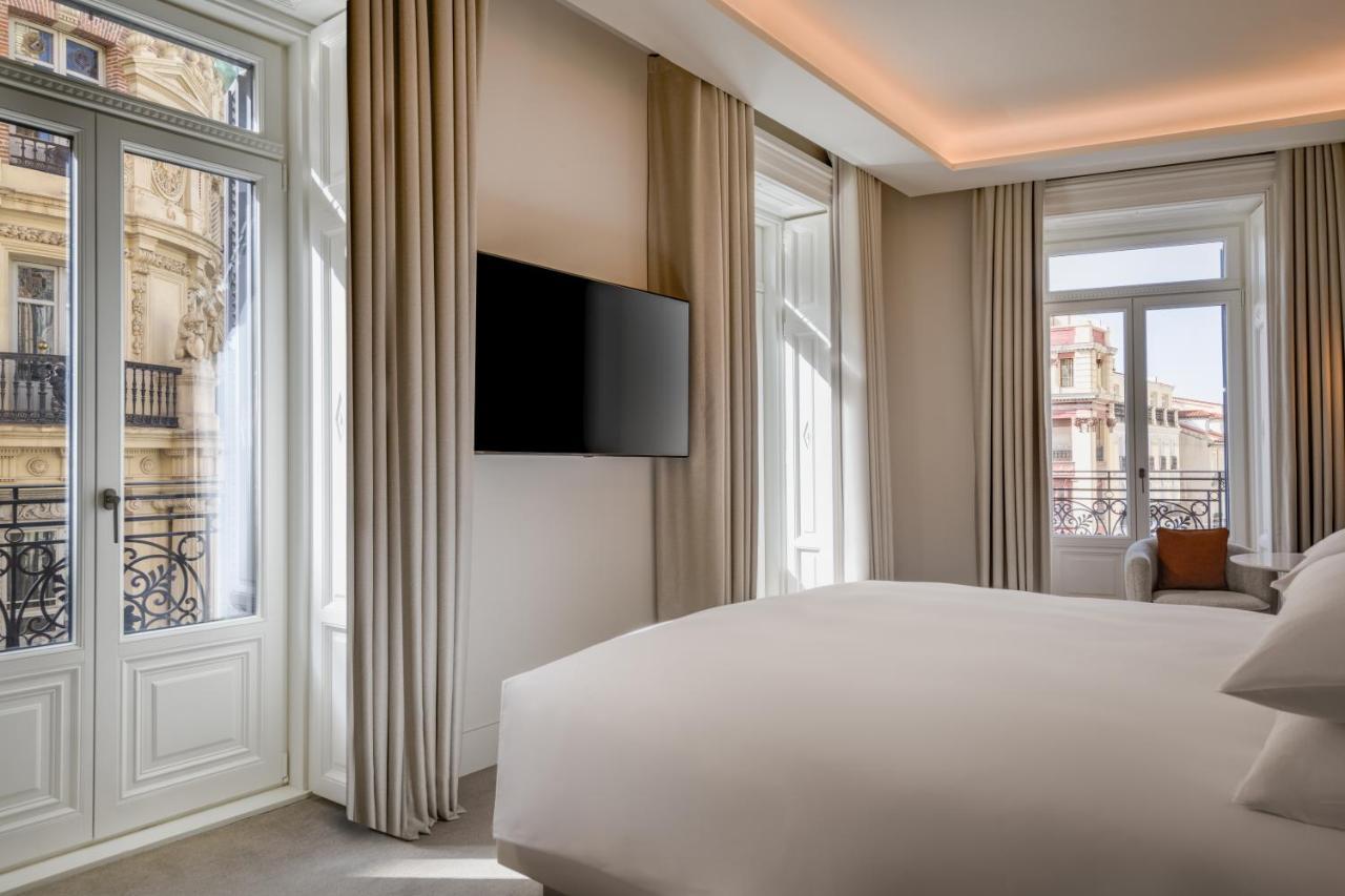 Premium Deluxe Corner King Room City View