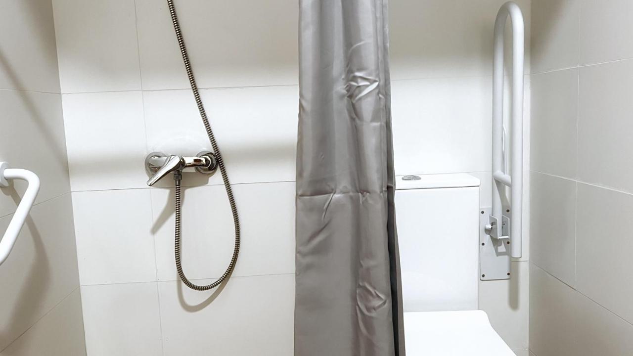 Single Room Private Bathroom
