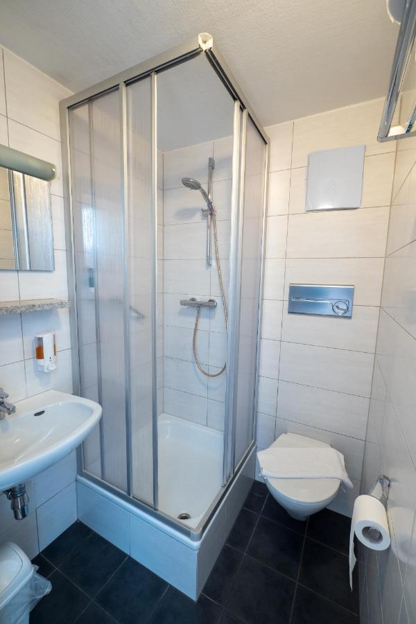 Deluxe Double Room Shower