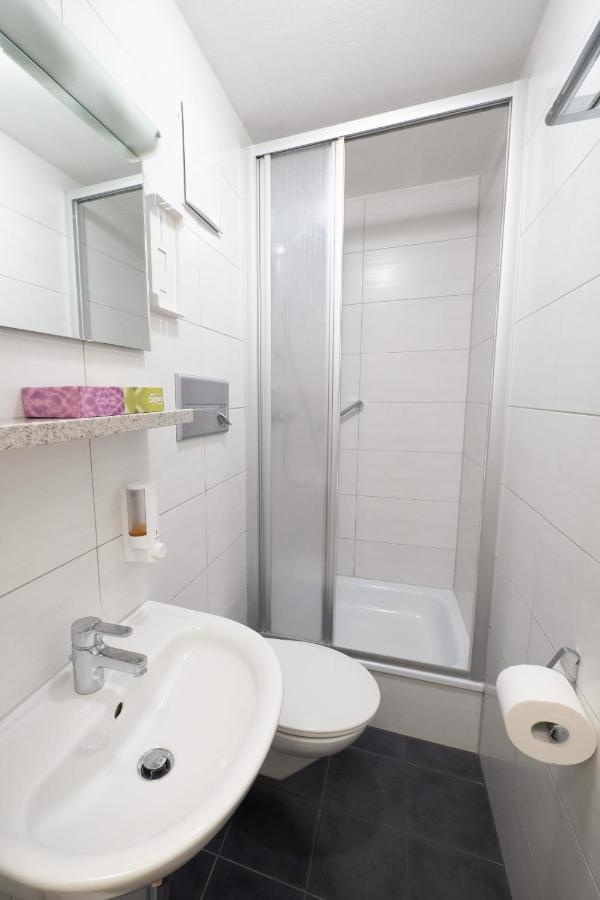 Deluxe Double Room Shower