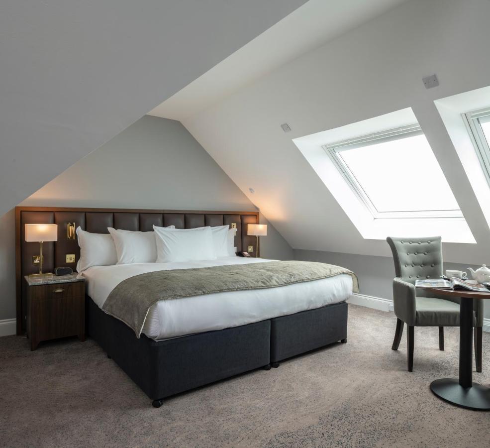 King Suite Converts to Twin Beds
