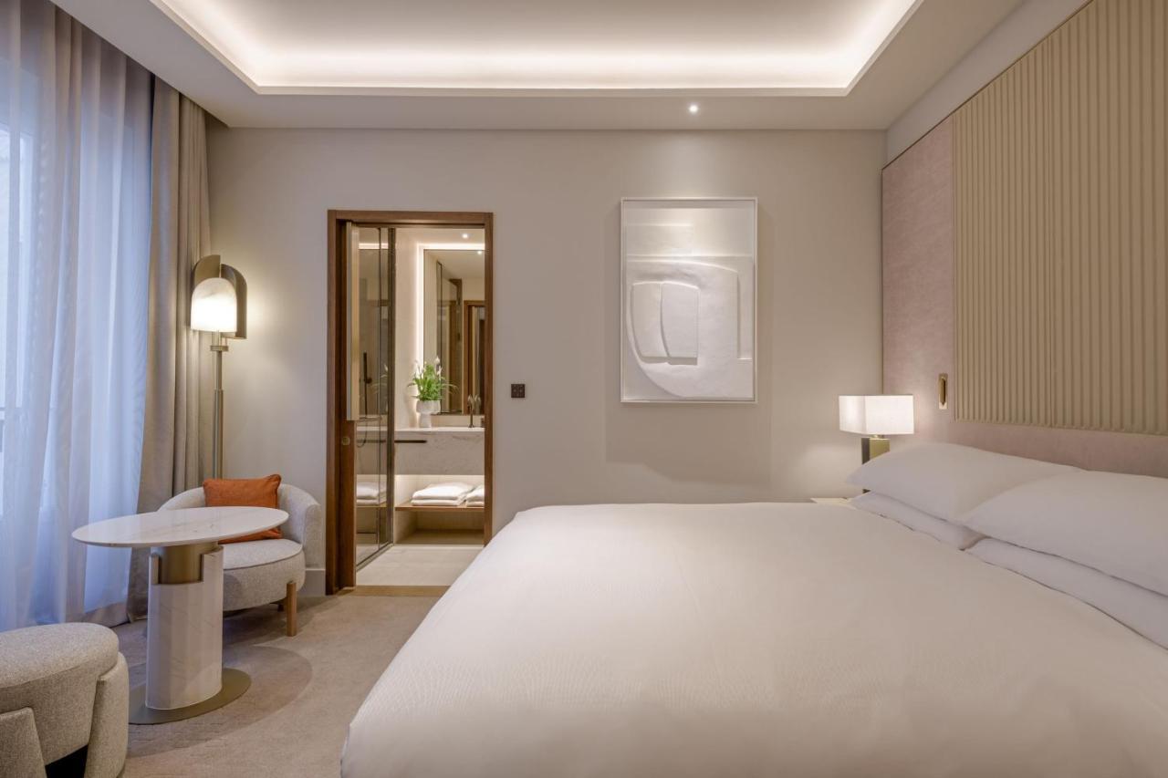 Deluxe King Room Courtyard View