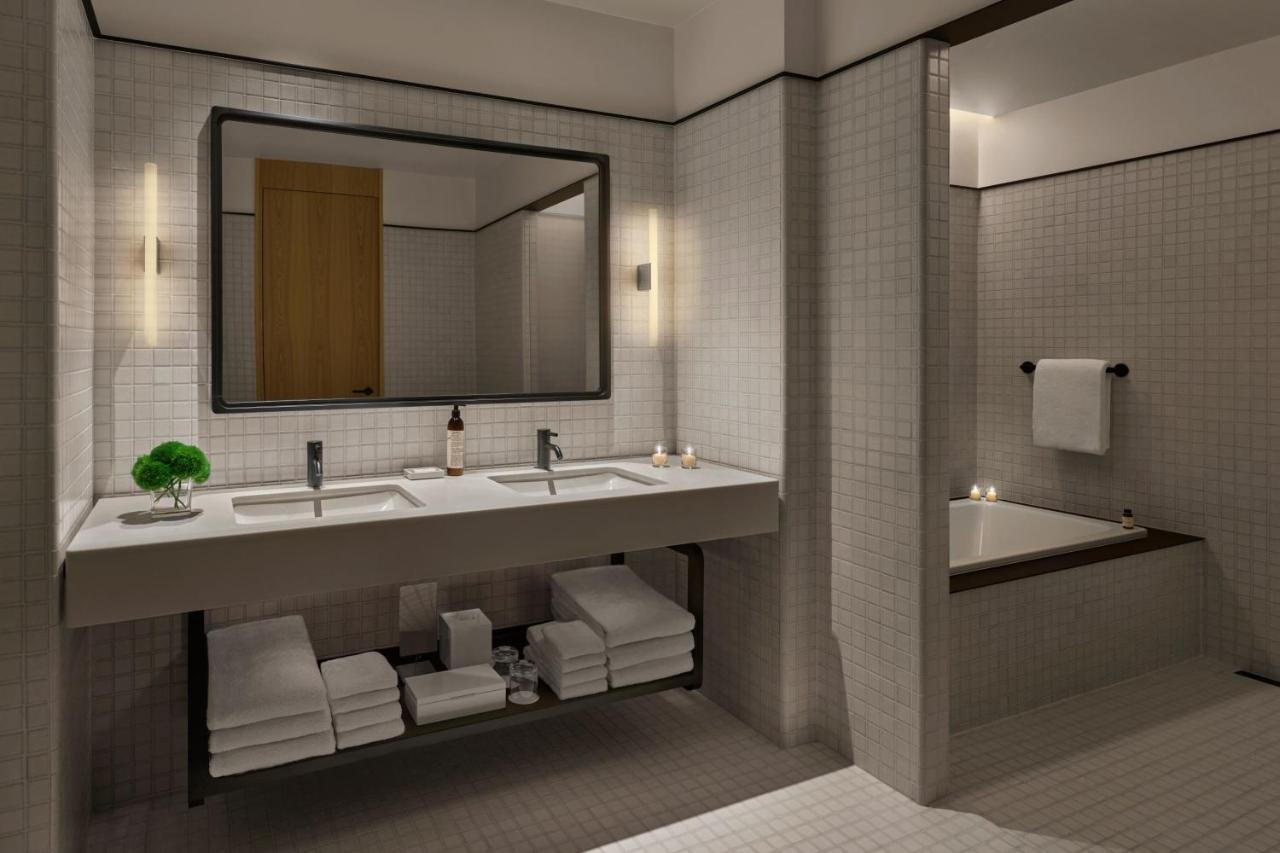 One-Bedroom Deluxe King Suite Scenic View
