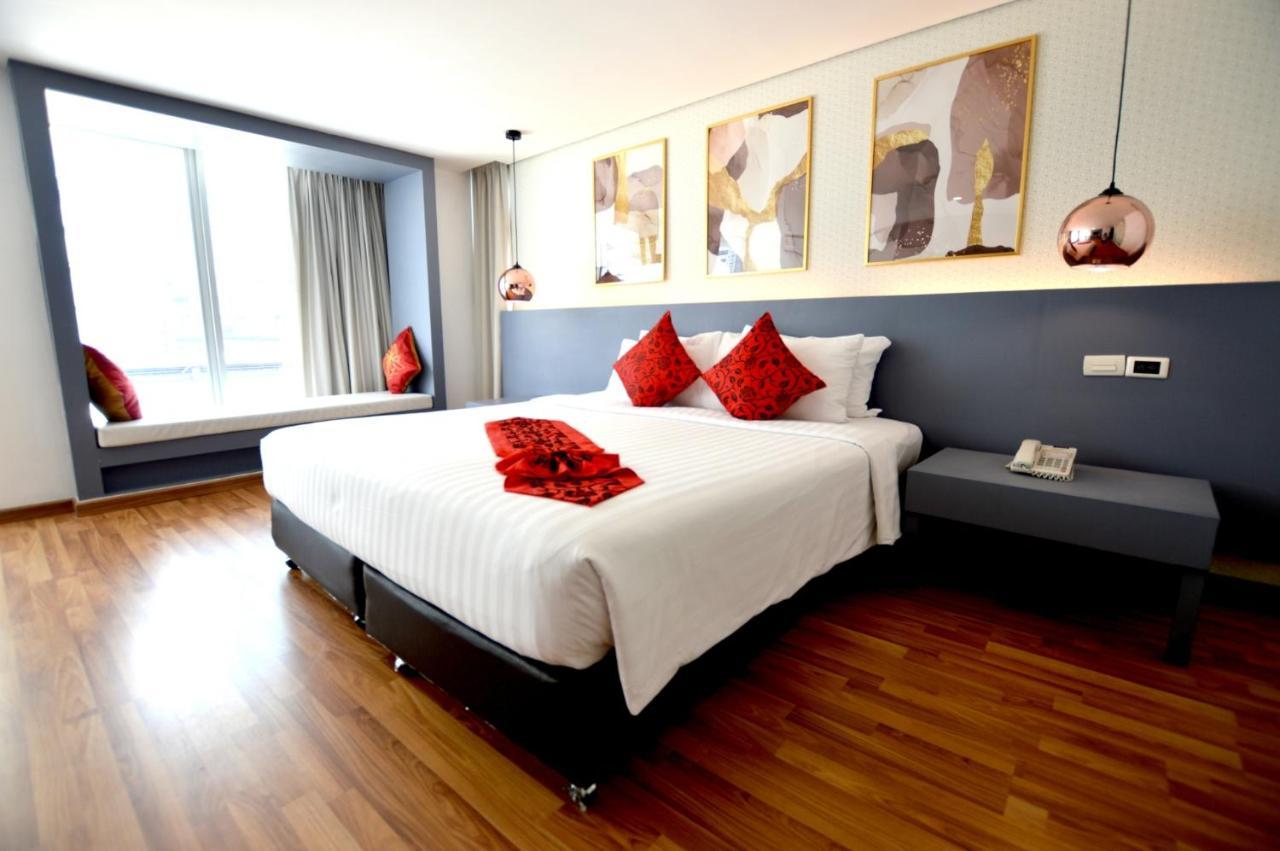 Premier Deluxe Double or Twin Room Sky Train View