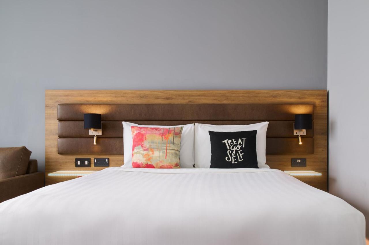 Moxy Tweepersoonskamer met 1 Queensize Bed en Bank