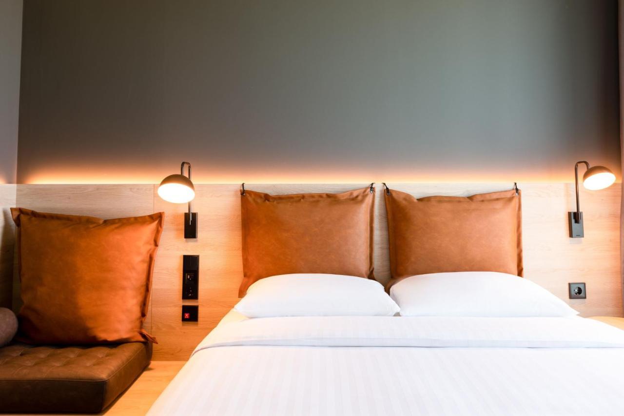 Moxy Family Queen Room with Sofa-Bed,1366068029:JPEG