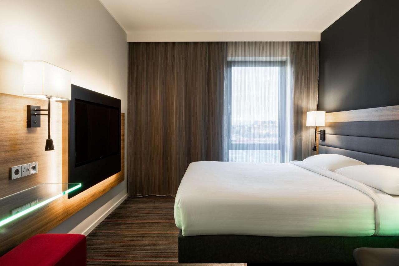 Moxy Queen Room