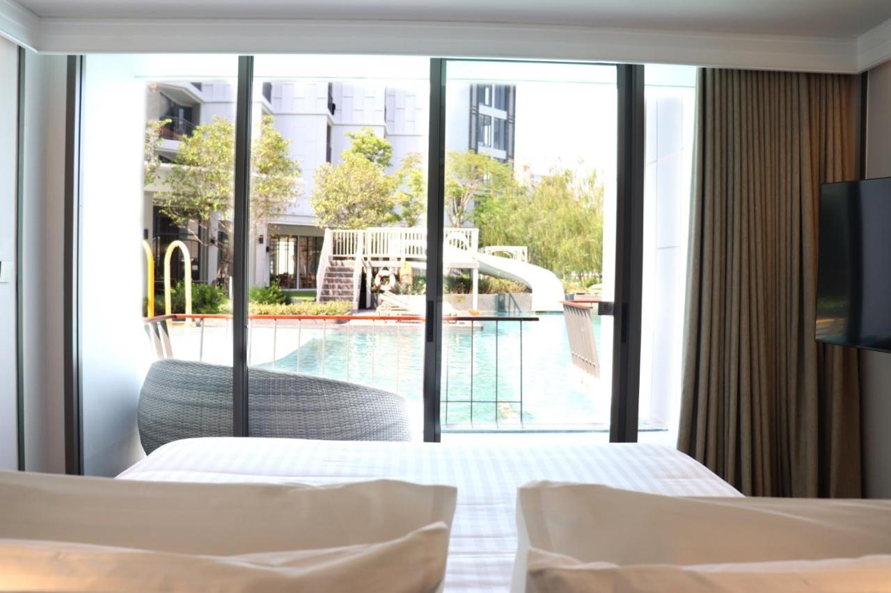 Quarter Pool Access Junior Suite King Bed