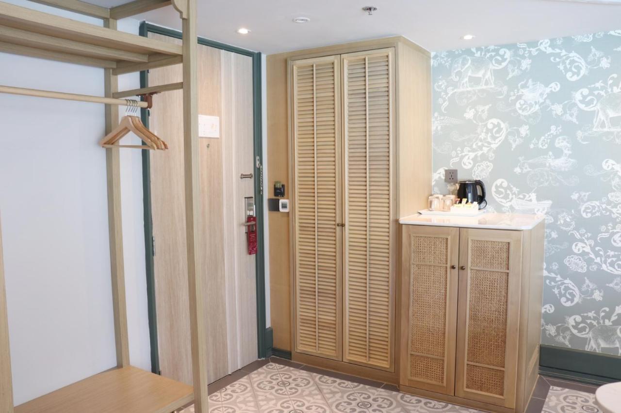 Quarter Pool Access Junior Suite King Bed
