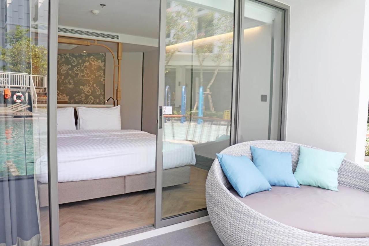 Quarter Pool Access Junior Suite King Bed