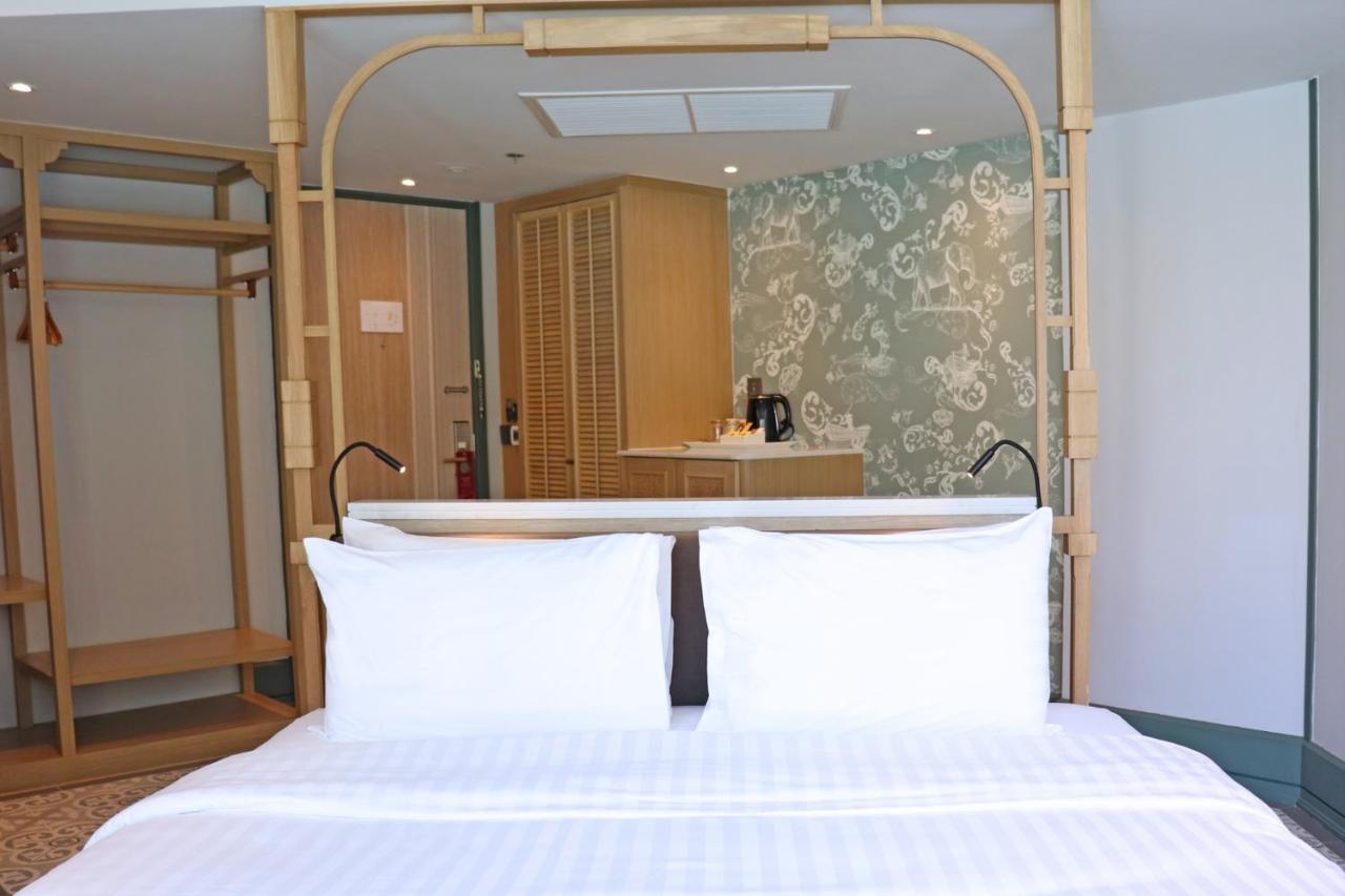 Quarter Pool Access Junior Suite King Bed