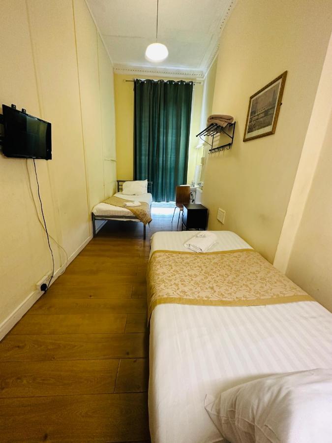Basic Tweepersoonskamer met 2 Aparte Bedden en een Gedeelde Badkamer