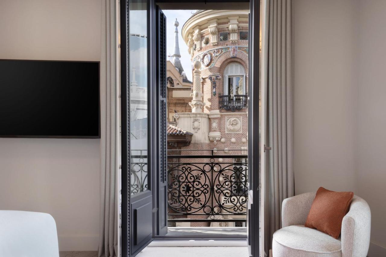 Premium Deluxe Corner King Room City View