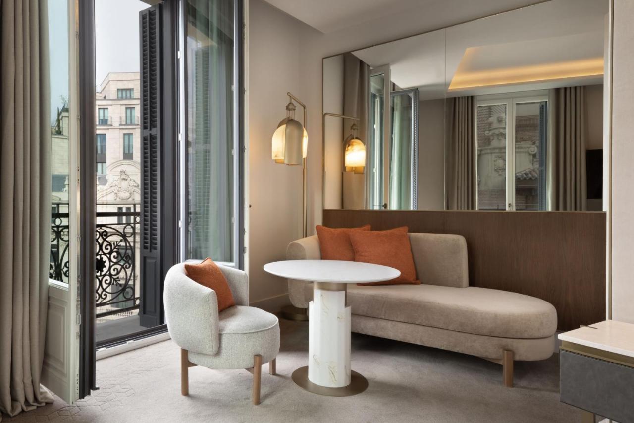 Premium Deluxe Corner King Room City View