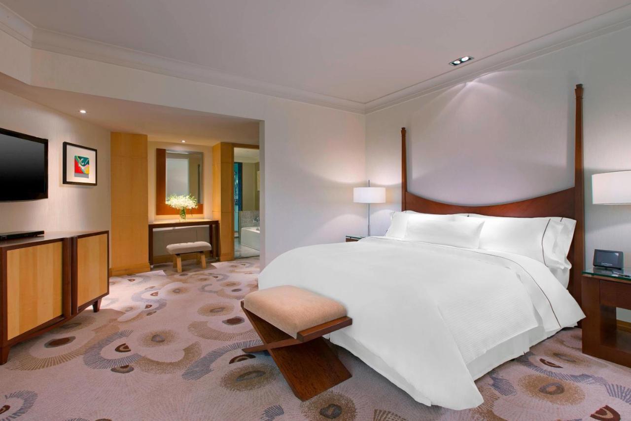 Deluxe Suite King Bed City View