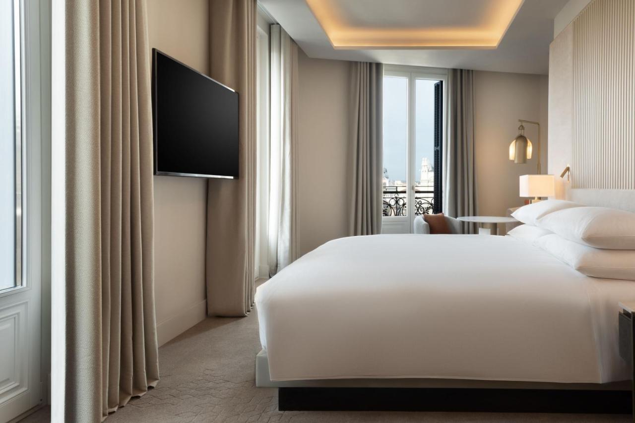 Premium Deluxe Corner King Room City View