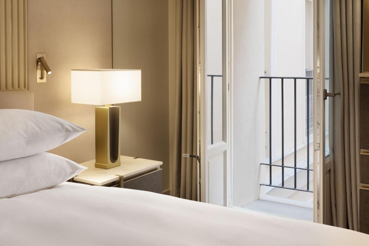 Deluxe King Room Courtyard View