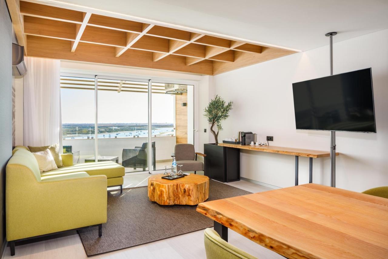 2 Bedroom Deluxe Suite