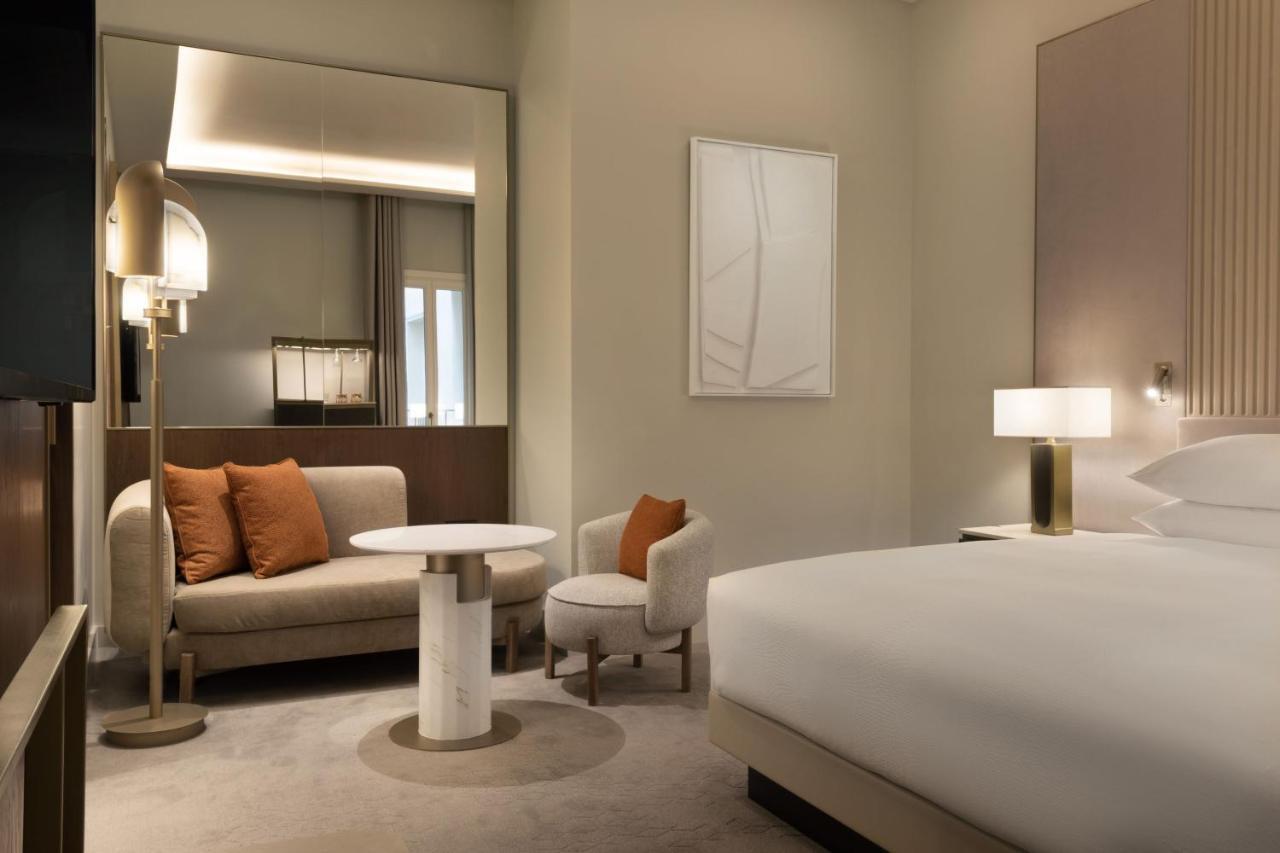 Deluxe King Room Courtyard View