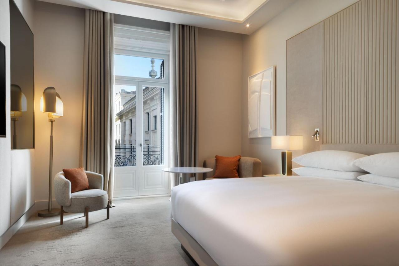 Deluxe King Room City View Balcony