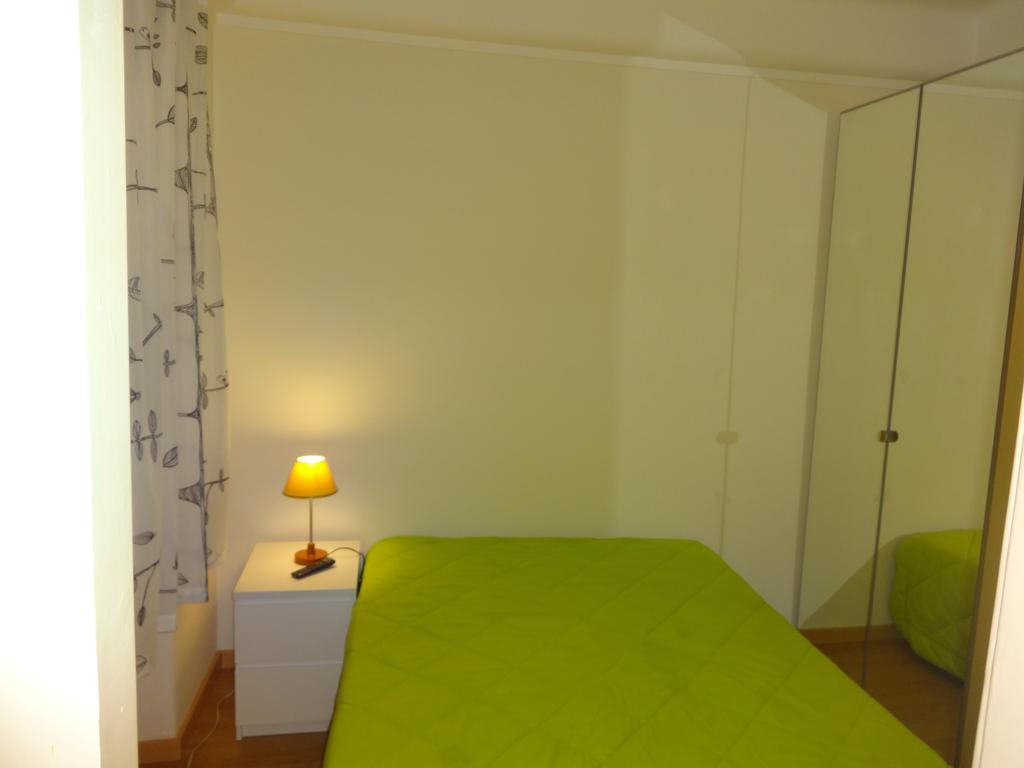 Deze driepersoonskamer heeft een gedeelde badkamer.