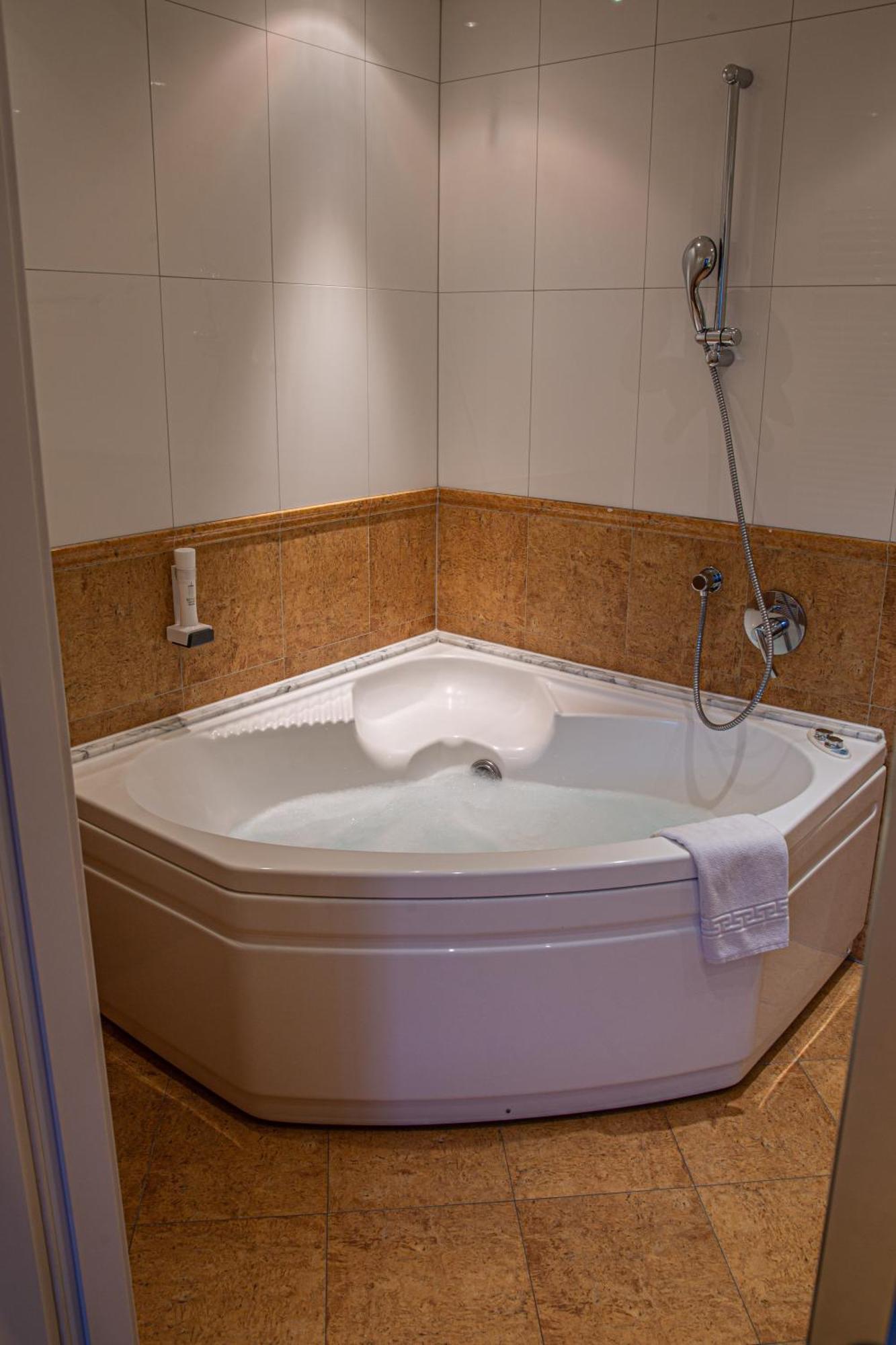 Deluxe Double Room Spa Bath