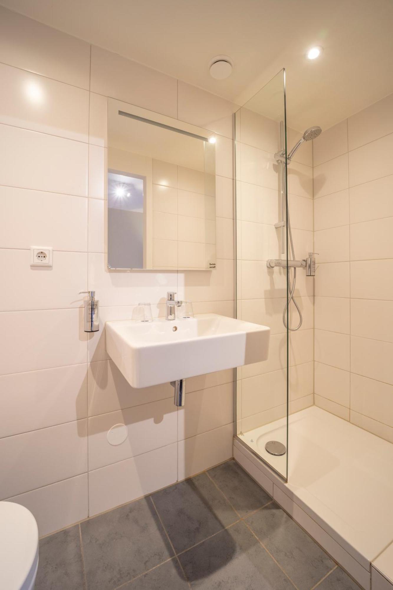 Small Double Comfort Room Shower
