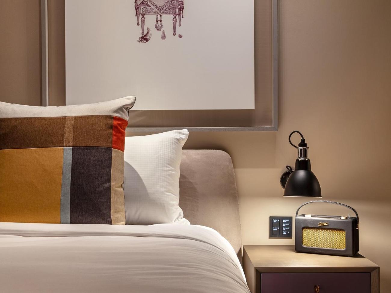 Deluxe kamer The Londoner Platinum met kingsize bed