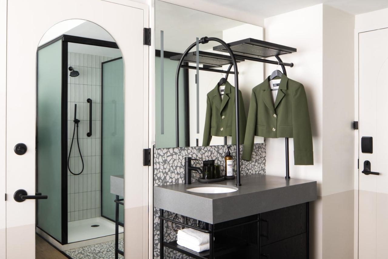 Compacte Kamer met Queensize Bed met Uitzicht op de Stad - Met communicatiehulp