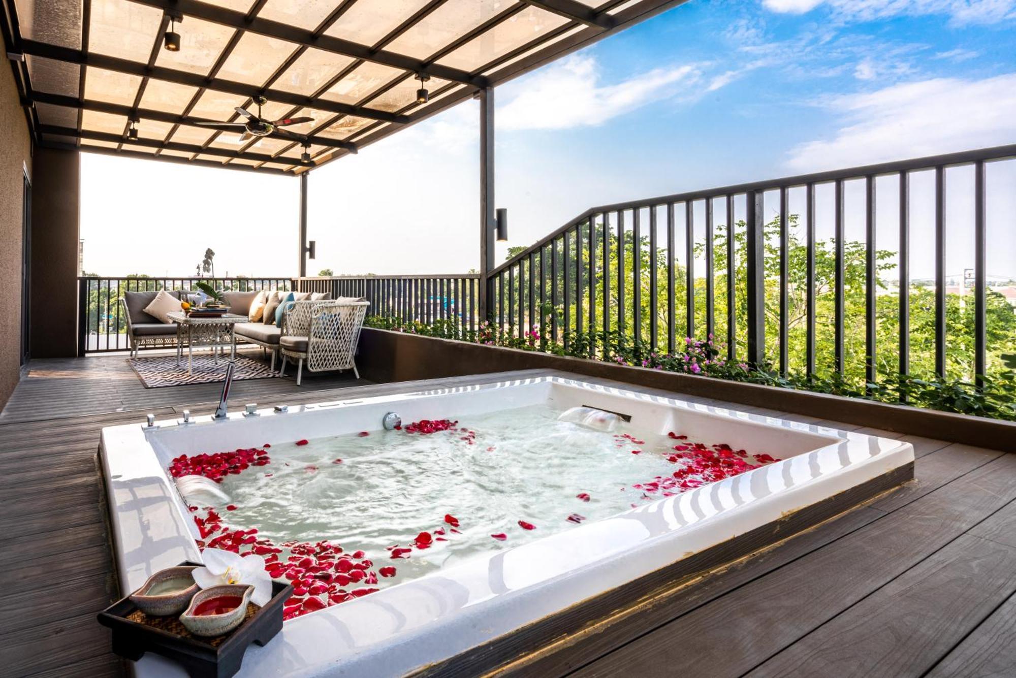 Divalux Jacuzzi Suite Room
