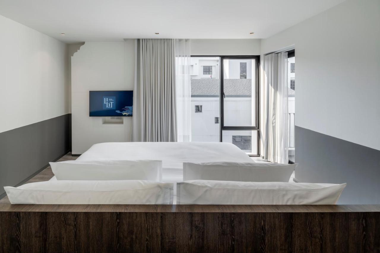 King Suite Pool View