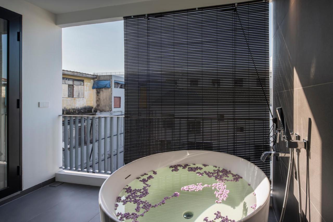 King Suite Pool View