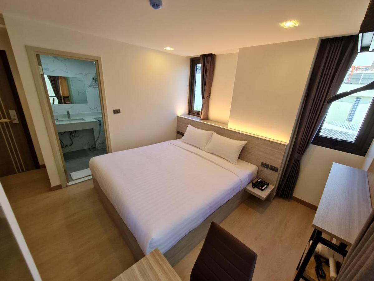 Deluxe Double Room Shower