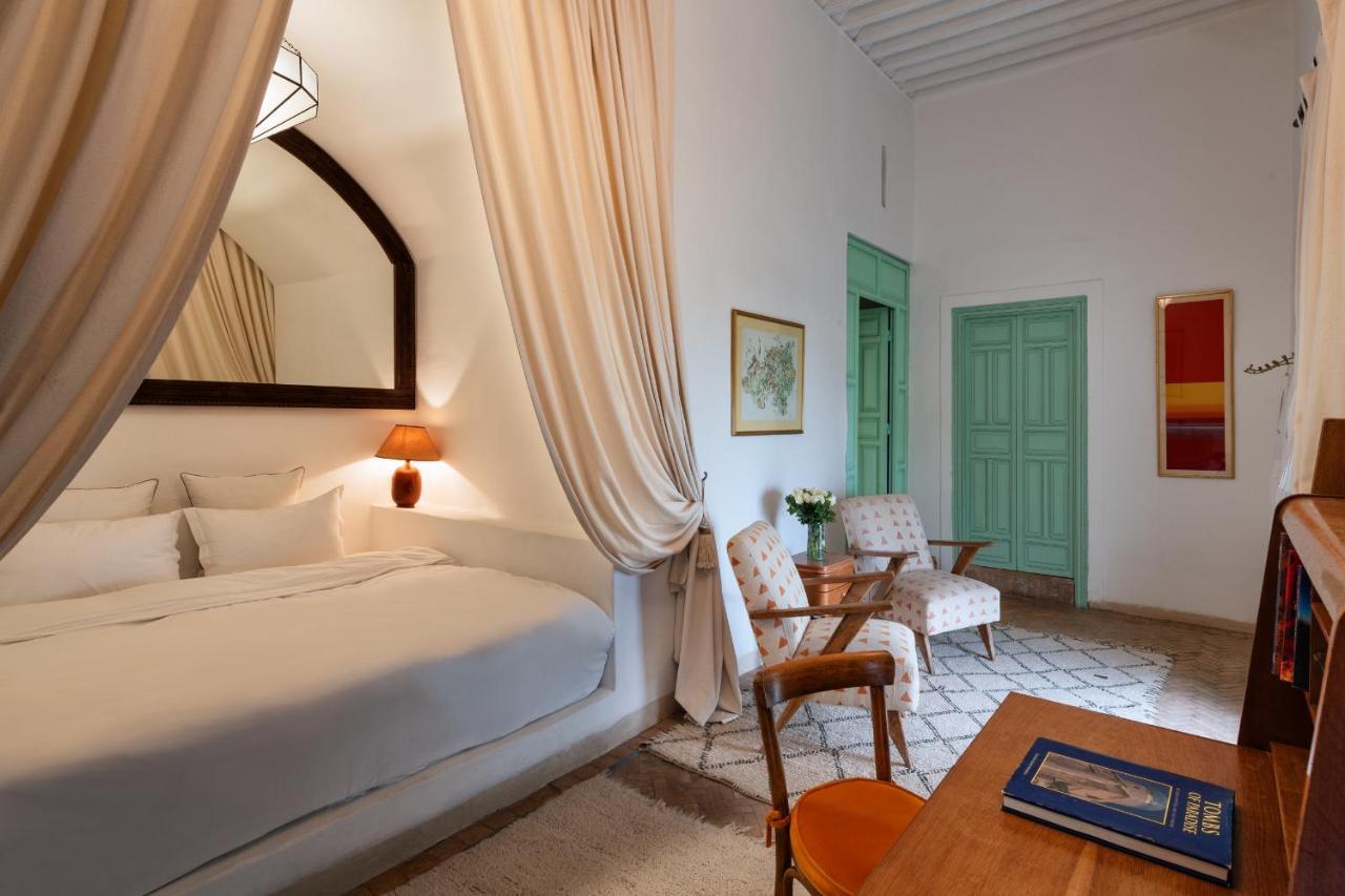 Kamer met Queensize Bed en Uitzicht op het Zwembad