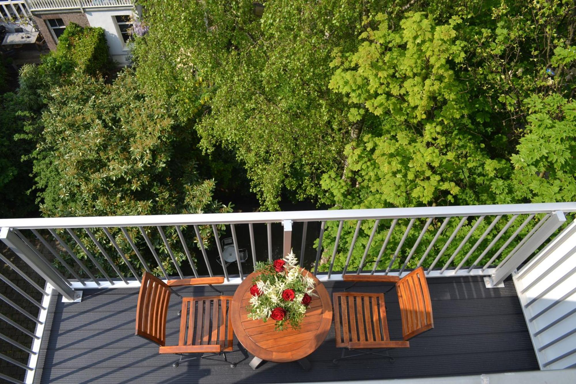 Tweepersoonskamer met 2 Aparte Bedden, een Bubbelbad, Balkon en Uitzicht op de Tuin